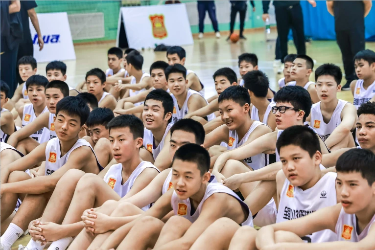 如何从篮球表演赛中学到实用的防守技巧_1